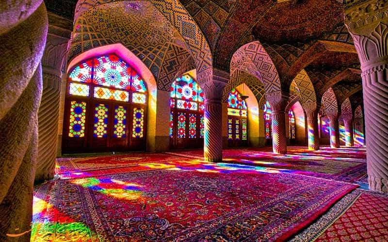 شیشه رنگی در ساختمان